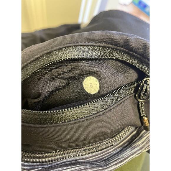 Lululemon Run Times Short Black White Size 6 - Picture 4 of 4